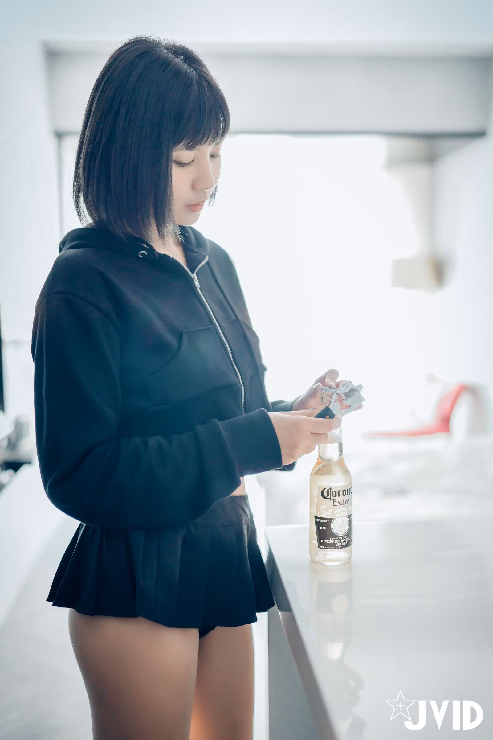 妍妍戴眼镜身穿粉色居家睡衣依偎在果寶寶怀里